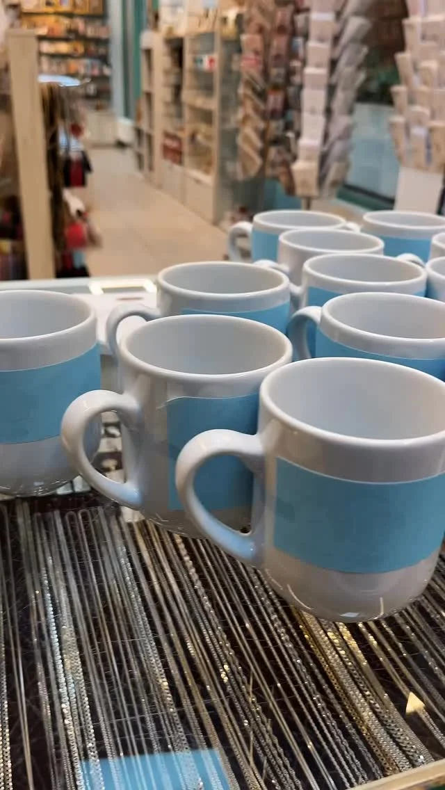 Uwaga, kubkowa premiera! ☕😄Nowe wzory dla małych i dużych - kawa i kakao smakują w nich lepiej 😋Robiliśmy je sami, więc dorzucamy filmik z produkcji - trochę pracy, trochę bałaganu, dużo radości 🎬Który kubek kradnie Wasze serce?https://sklep.faustyna.pl/kategoria-produktu/upominki/kubki/#kubekznadrukiem #łagiewniki #jezuufamtobie #miłosierdzie #kraków