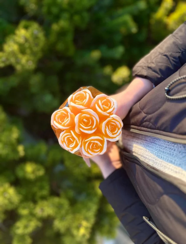 Kolorowe świece w kształcie róży 🌹Symbol pamięci, wdzięczności i życzliwości - idealna jako subtelny dodatek do prezentu lub drobny upominek bez okazji 🧡#świeca #aromalife #róża #upominek #kwiat