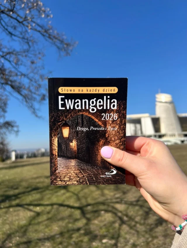 Czasem wystarczy chwila zatrzymania, jedno słowo i jedno zdanie, które trafi prosto do serca 📖✨Zerknij do „Ewangelii na każdy dzień” 💙#ewangelia #wiara #droga #prawda #życie