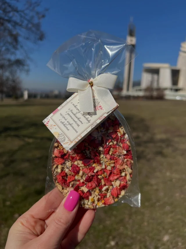 Wielkanocna słodycz w najpiękniejszej formie 🐣🍫Czekolady z owocami w kształcie pisanek, baranków i zajączków 🐰🐑Idealne do koszyczka 💛🧺#wielkanoc #pisanki #czekolada #łagiewniki #kraków