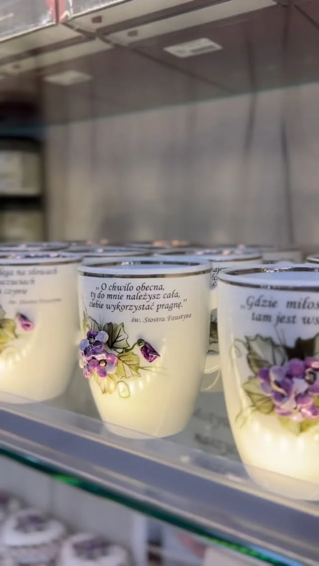 W najbliższą niedzielę Święto Miłosierdzia ❤️🌿Czekamy na Was:📍ul. Siostry Faustyny 3📍al. Adolfa Hyły 1 w @restauracja_ufaustyny 💚Nie możemy się już doczekać! 👋