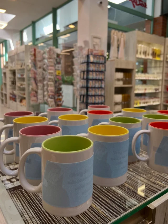 Za każdym naszym kubkiem stoi własny projekt, pomysł i serce ☕️🤍Każdy ma swoją historię i powstaje z myślą o tym, by wywoływać uśmiech, przypominać o wierze i towarzyszyć w codziennych chwilach ☀️💚#kubek #tworzonezpasją #jezuufamtobie #łagiewniki #krakow
