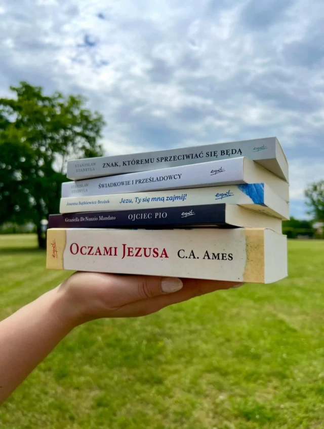 Czasem najlepszy sposób na odpoczynek jest najprostszy: kocyk, dobra książka i chwila tylko dla siebie. 🌿📚☀️#książka #czytanie #odpoczynek #latozksiążką #krakow
