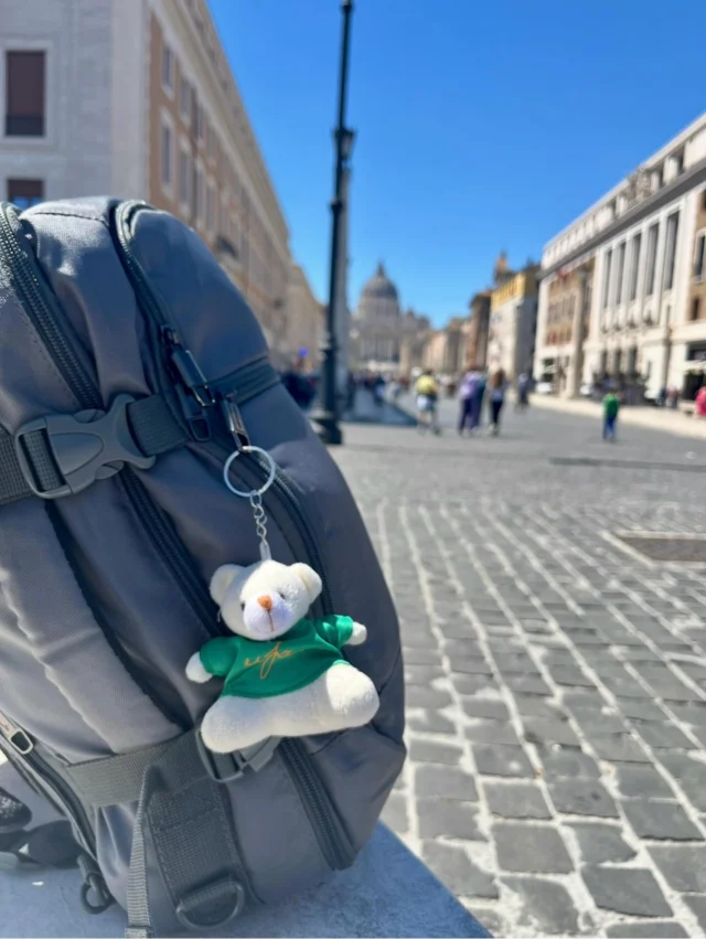 Nasze misie ruszyły w świat! 🧸🌍Ten mały podróżnik zatrzymał się w wyjątkowym miejscu - u stóp Bazyliki św. Piotra w Watykanie 🇻🇦🤍#brelok #gadżety #jezuufamtobie #łagiewniki #pielgrzymka