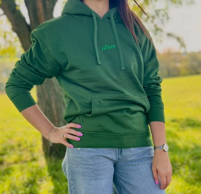 Bluza, którą możesz zabrać ze soba wszędzie 💚Miękka, wygodna, ciepła i z delikatnym haftem - prostym detalem, który nadaje jej wyjątkowy charakter 🌿Na codzień, na spacer, na wyjazd, do szkoły, na studia… po prostu wszędzie 👋💚#bluza #outfits #jezuufamtobie #łagiewniki #krakow